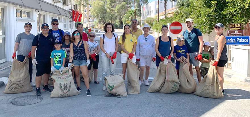 İki toplumlu çevre duyarlılığı Kıbrıs’ın çevre gönüllüleri ortak temizlik yaptı. Kuzeyde Büyük Han ve güneyde Faneromeni Meydanı’ndan başlayan temizlik kampanyasına çok sayıda gönüllü destek verdi. Kaynak: İki toplumlu çevre duyarlılığı İki toplumlu çevre duyarlılığı Kıbrıs’ın çevre gönüllüleri ortak temizlik yaptı. Kuzeyde Büyük Han ve güneyde Faneromeni Meydanı’ndan başlayan temizlik kampanyasına çok sayıda gönüllü destek verdi. Kaynak: İki toplumlu çevre duyarlılığı