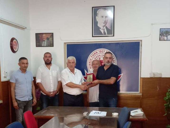 Türk-Sen toplantı salonuna “Bayram Karaman” ismi verildi Türk-Sen toplantı salonuna “Bayram Karaman” ismi verildi