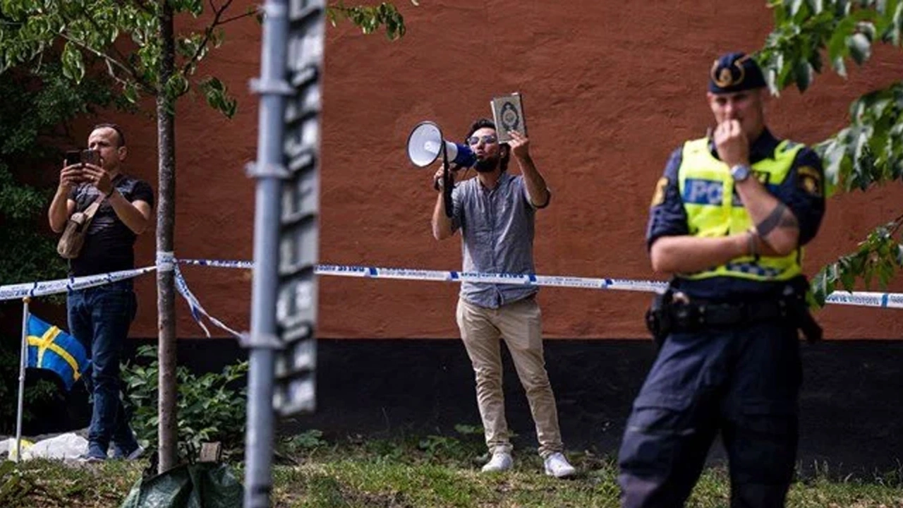 İsveç'te provokatif eylem... Kurban Bayramı'nda cami önünde Kur'an-ı Kerim İsveç'te provokatif eylem... Kurban Bayramı'nda cami önünde Kur'an-ı Kerim