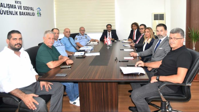 Çalışma ve Sosyal Güvenlik Bakanı Sadık Gardiyanoğlu Polis Genel Müdürlüğü ve Kıbrıs Türk Müteahhitler Birliği ile bir toplantı gerçekleştirdi.