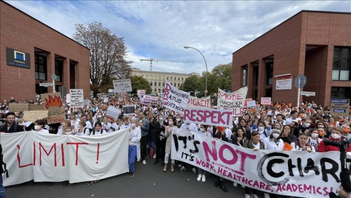 Almanya'da doktorlar çalışma koşullarını protesto
