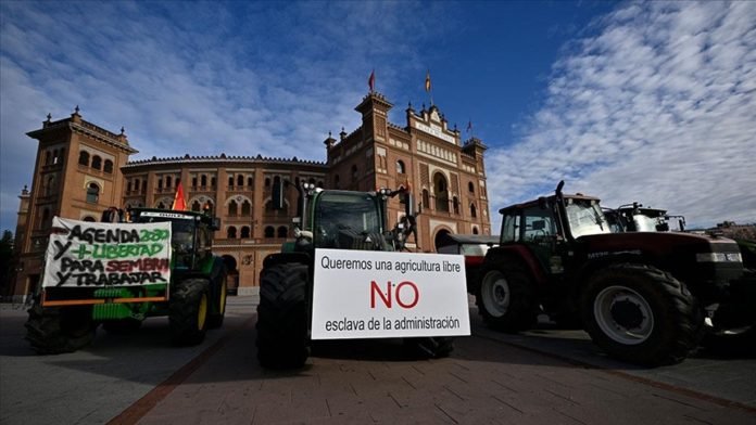 İspanyol çiftçiler yol kapatma eylemi