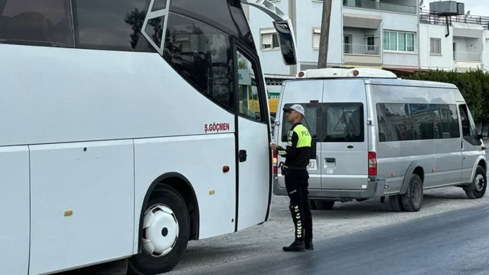 Polisin, kamu işletme izinli araçlara yönelik denetimleri sürüyor Polisin, kamu işletme izinli araçlara yönelik denetimleri sürüyor