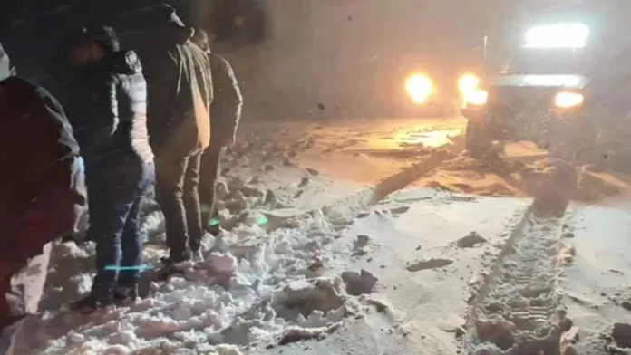 Artvin’de kar nedeniyle araçlarıyla mahsur kalan 4 kişi kurtarıldı Artvin’de kar nedeniyle araçlarıyla mahsur kalan 4 kişi kurtarıldı