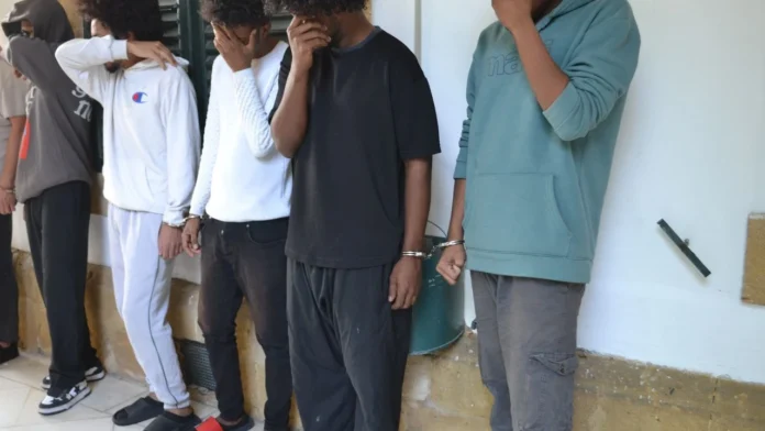 Mısır kutusu içinde uyuşturucuyla yakalandılar!