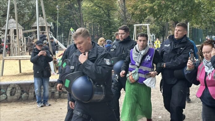 Almanya'nın başkenti Berlin'de, İsrail'in Gazze'ye yönelik saldırılarının birinci yılı dolayısıyla düzenlenen protestoda polis göstericilere karşı biber gazı kullandı. Kreuzberg semtindeki Kottbusser Tor Meydanı'nda binlerce kişi, İsrail'in bir yıldır sürdürdüğü soykırımı protesto etmek için toplandı. Yürüyüşe geçen göstericiler, üstünde "Soykırım için silah vermeyin", "Soykırımı durdurun", "Siyonist karşıtlığı antisemitizm değildir", "Gazze'ye özgürlük" ve "İsrail’i silahlandırmayı durdurun" yazılı pankart ve dövizler taşıdı. İsrail'in Gazze ve Lübnan'a yönelik saldırılarına tepki gösterilen eylemde "Filistin'e özgürlük", "Lübnan’a özgürlük", "Herkes siyonizme karşı", "Almanya finanse ediyor, İsrail bombalıyor" ve "Terörist İsrail" sloganları atıldı. Protestoda, Berlin'de bir yıldır yapılan Filistin'e destek gösterilerinde, Alman polisinin eylemcilere uyguladığı şiddete de tepki gösterildi. Geniş güvenlik önemleri alan polis Kottbusser Damm ve Lenau caddelerinin kesiştiği bölgede, bitiş noktasına ulaşıldığını belirterek yürüyüşü durdurdu ve göstericilerin Herrmann Meydanı'na ilerlemesini engelledi. Burada göstericiler ile polis arasında arbede yaşandı. Polis göstericilere sert müdahalede bulundu. Eylemcilere biber gazı sıkan polis, çok sayıda göstericiyi gözaltına aldı. Tekerlekli sandalye ile protestoya katılan engelli göstericinin gözaltına alındığı sırada güvenlik güçleri tarafından yerde sürüklenerek polis aracına bindirildiği görüldü.​​​​​​​