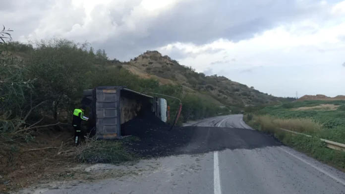 Asfalt yüklü kamyon devrildi: Sürücünün durumu iyi
