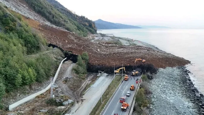 Artvin'de heyelan: Karadeniz Sahil Yolu ulaşıma kapandı