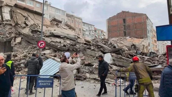 İstanbul Güngören'de bina çöktü