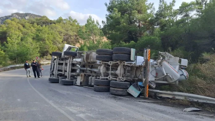 Tatlısu-Geçitkale Anayolu’nda beton mikseri devrildi!