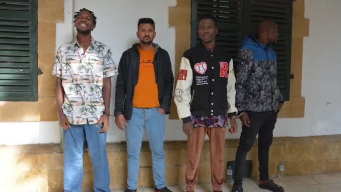 mahkeme-kacaklar-1fss Favour Efe Victor (27), Abuchı Camınus Aladum (34) ,Michael Agholor (21), Bangladeş uyruklu Roksian Halzan ve Sudanlı Bushra Farah dün sabah mahkemeye çıkarıldı. mahkeme-kacaklar-1fss Favour Efe Victor (27), Abuchı Camınus Aladum (34) ,Michael Agholor (21), Bangladeş uyruklu Roksian Halzan ve Sudanlı Bushra Farah dün sabah mahkemeye çıkarıldı.