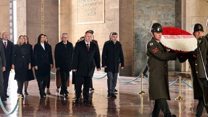 ziyaankara Öztürkler, Ankara temaslarına Anıtkabir'i ziyaret ederek başladı... Öztürkler, Ankara temaslarına Anıtkabir'i ziyaret ederek başladı...