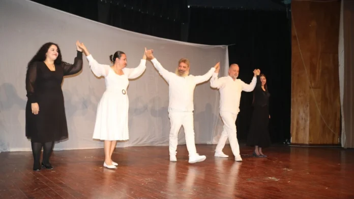 “Yarım Canlar Destanı” ayakta alkışlandı!
