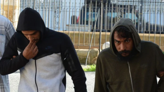 Lefkoşa’da meydana gelen hırsızlık meselesi ile ilgili olarak tutuklanan zanlılar Ali Hamude ve Hüseyin Topaloğluları yeniden mahkeme huzuruna çıkarıldı.