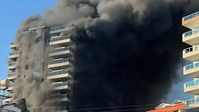 Antalya'da otel inşaatında yangın: Mahsur kalan işçiler var