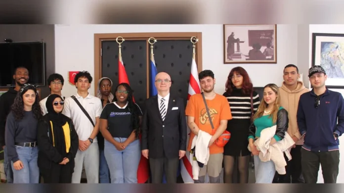 DAÜ rektör yardımcısı Prof. Dr. Osman M. Karatepe yeni gelen öğrencileri kabul etti