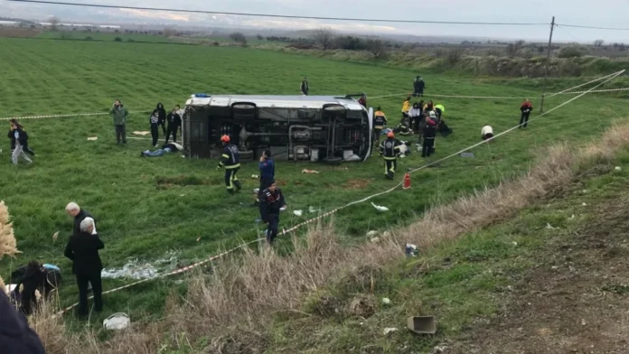 Denizli'de sporcuları taşıyan servis devrildi: 2 ölü, 26 yaralı Denizli'de sporcuları taşıyan servis devrildi: 2 ölü, 26 yaralı