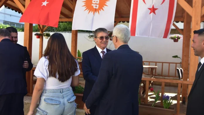 Başbakan Üstel, UBP'nin Köşklüçiftlik’teki Genel Merkezi'nde partililerle bayramlaştı