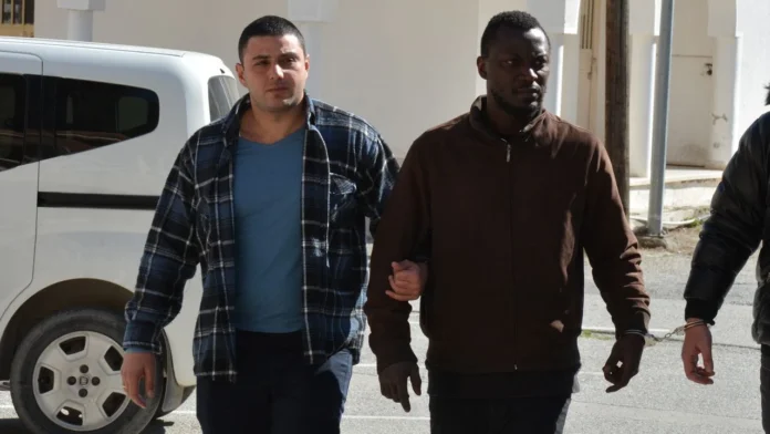 Patronunu darp edip, cinsel organını sıktı