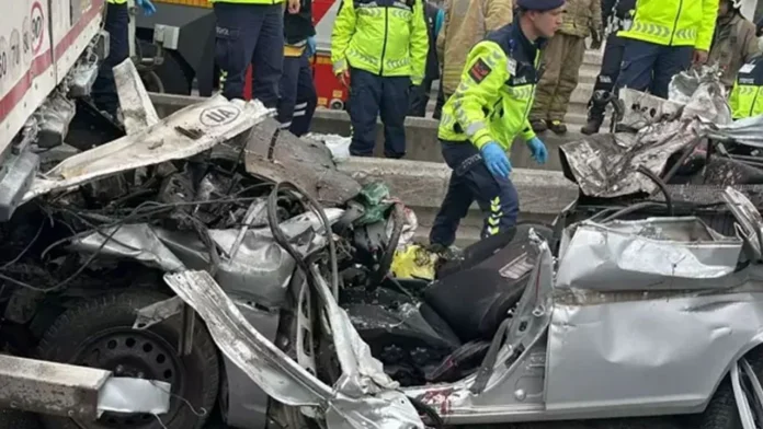 buyukkazatr05 Türkiye'den üzen haber... Otomobil TIR'ın altında girdi: 4 ölü