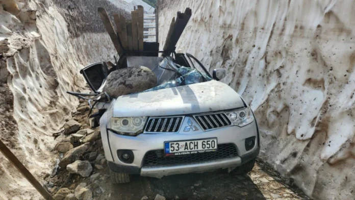 Yer Rize... Kamyonetin üzerine kaya parçası düştü: 1 ölü, 2 yaralı