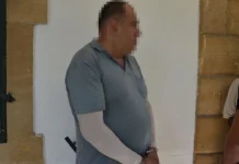 Restoran bahçesinden şemsiye çaldı!