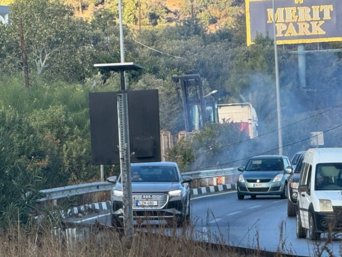 Girne-Lefkoşa yolunda elektrik direği devrildi: Polisten sürücülere uyarı!