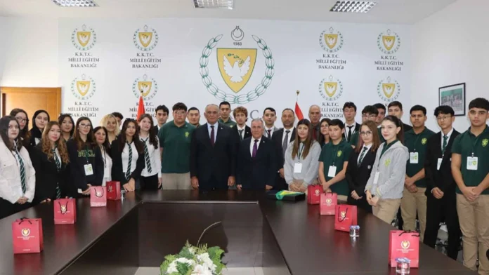 Milli Eğitim Bakanı Çavuşoğlu, Namık Kemal Lisesi ve İstanbul Vefa Lisesi öğrencilerini kabul etti
