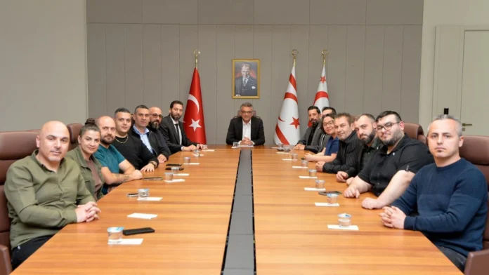 Erhürman, hemşirelerle görüştü...