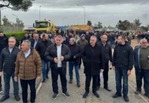 Dikelya çevresindeki köylüler, İngiliz üssü önünde protesto düzenledi