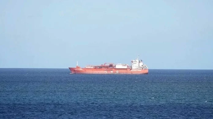 Hürmüz Boğazı'ndan İran'a ait olmayan ilk ham petrol tankeri geçti