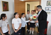 23 Nisan İlkokulu öğrencileri Girne Belediye Başkanı Şenkul’u ziyaret etti