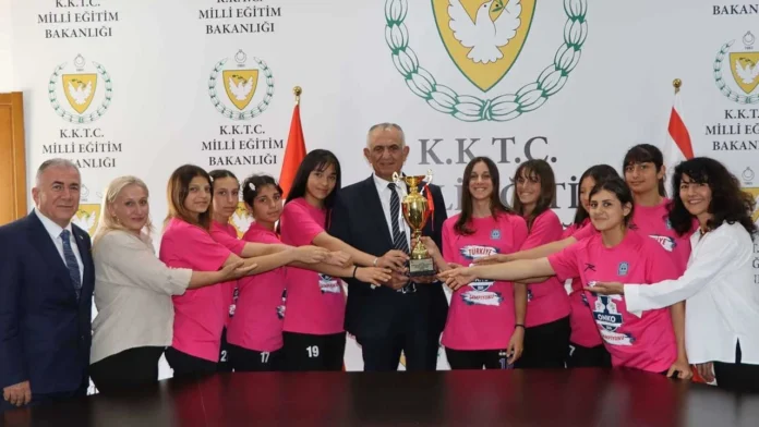 onko Çavuşoğlu, ONKO Yıldız Kız Hentbol Takımı’nı kabul etti