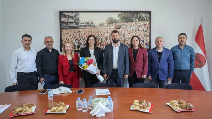 Cumhuriyetçi Türk Partisi (CTP) Genel Başkanı Sıla Usar İncirli, Ehlibeyt Kültür ve Dayanışma Derneği heyetini kabul etti. CTP Genel Merkezi’nde gerçekleşen nezaket ziyaretinde, halkın yaşadığı ekonomik ve sosyal sorunlar ile toplumun güncel meseleleri üzerine görüş alışverişinde bulunuldu.