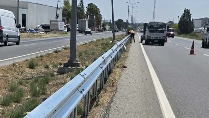 korkuluk Lefkoşa-Güzelyurt ana yolunda oto korkuluk çakım işleri başladı
