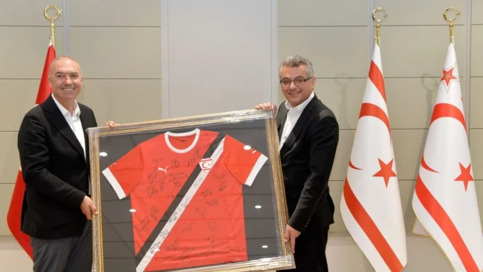 Erhürman, A Milli Futbol Takımı ile teknik heyeti kabul etti