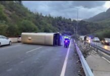 Lefkoşa-Girne anayolunda otobüs devrildi: İki kişi yaralandı
